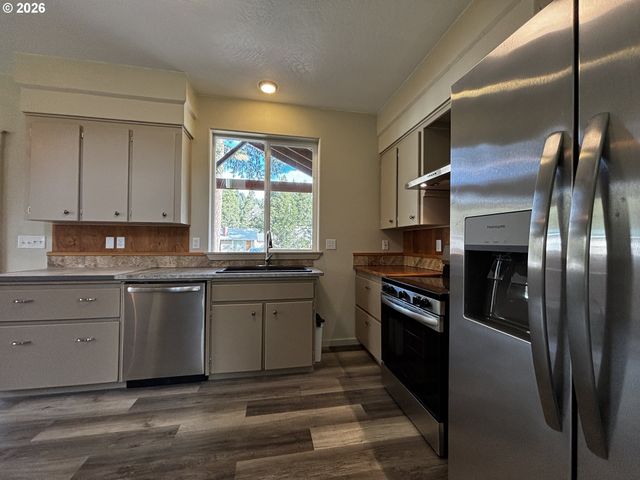 47426 School St, Oakridge, OR 97463