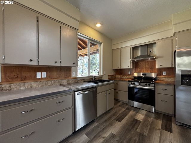 47426 School St, Oakridge, OR 97463