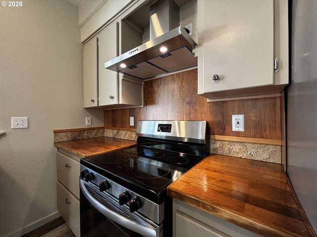 47426 School St, Oakridge, OR 97463