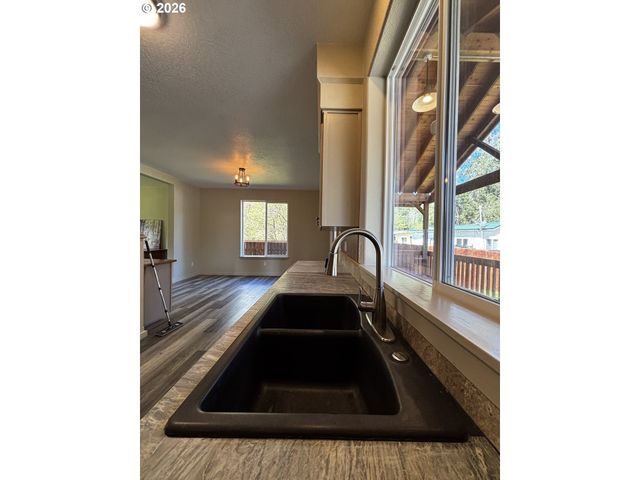 47426 School St, Oakridge, OR 97463