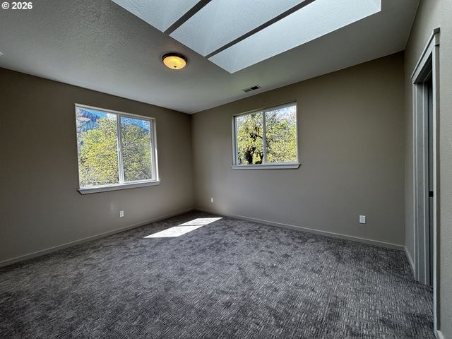 47426 School St, Oakridge, OR 97463