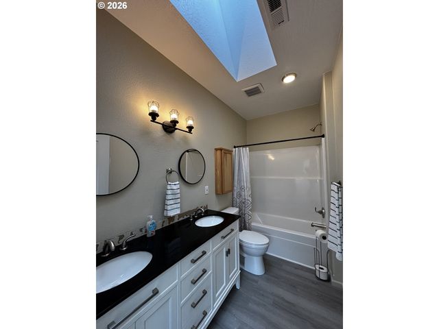 47426 School St, Oakridge, OR 97463