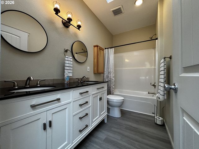 47426 School St, Oakridge, OR 97463