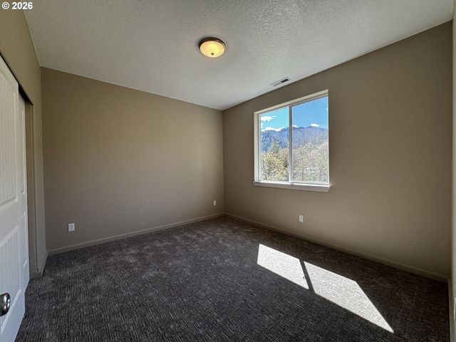 47426 School St, Oakridge, OR 97463