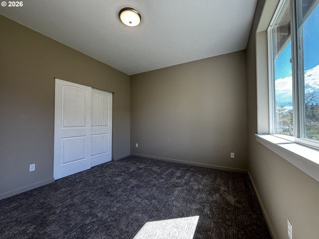 47426 School St, Oakridge, OR 97463