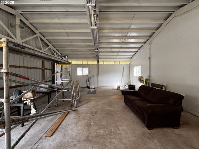 47426 School St, Oakridge, OR 97463