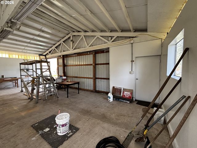 47426 School St, Oakridge, OR 97463