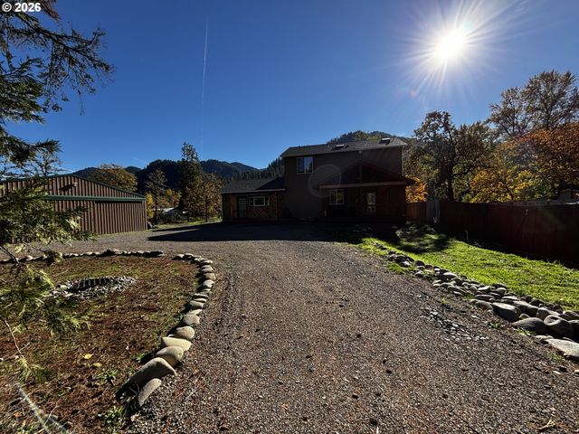 47426 School St, Oakridge, OR 97463