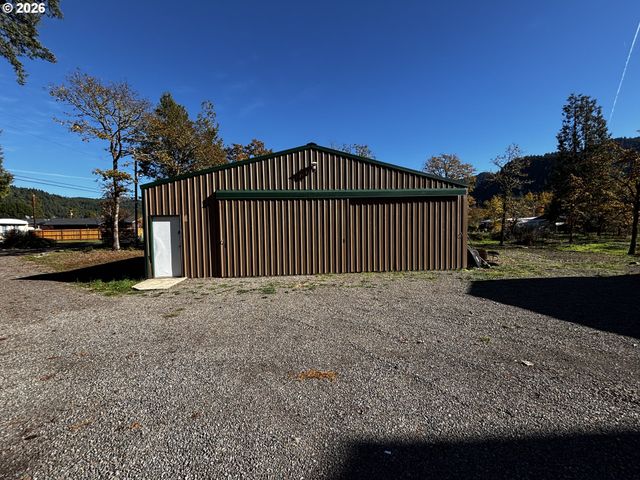47426 School St, Oakridge, OR 97463