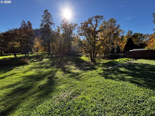 47426 School St, Oakridge, OR 97463