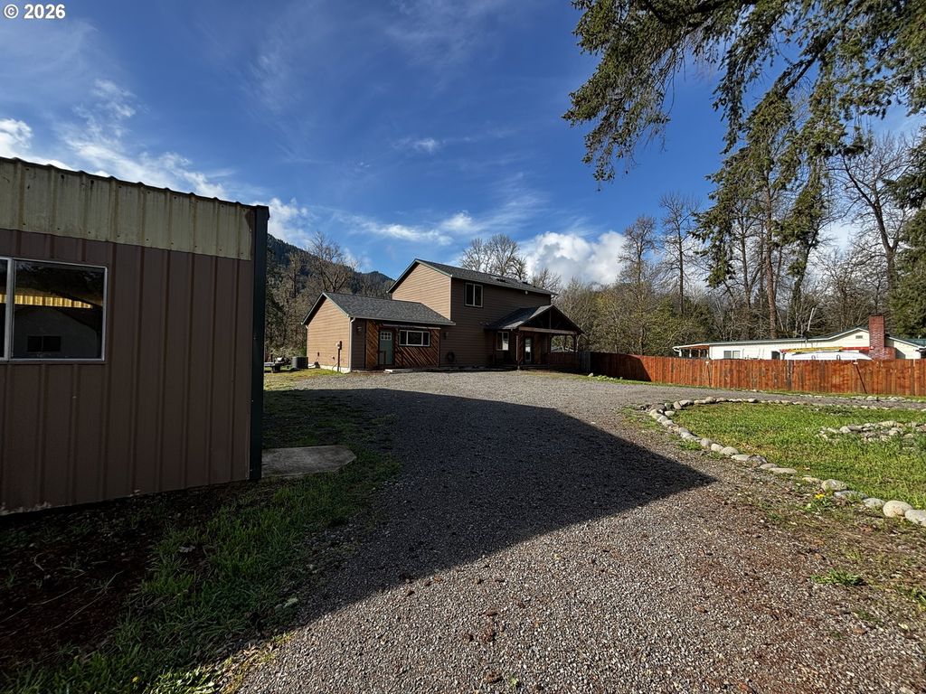 47426 School St, Oakridge, OR 97463