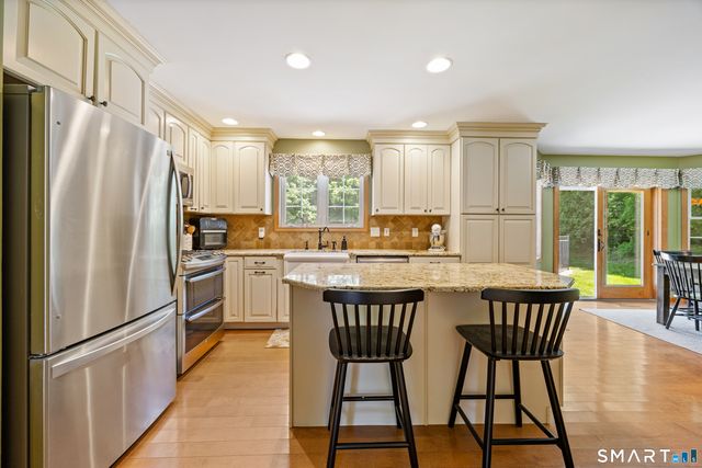 11 Coachlight Circle, Prospect, CT 06712