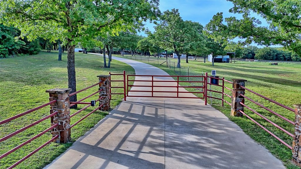 4509 Lazy E Road, St Jo, TX 76265