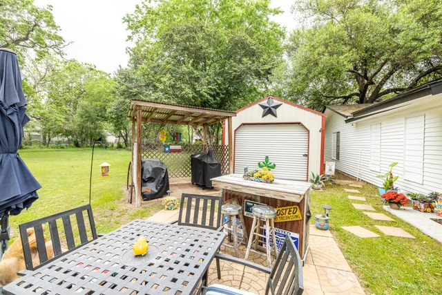 104 N Bright ST, Gonzales, TX 78629