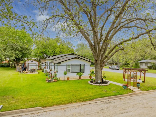 104 N Bright ST, Gonzales, TX 78629