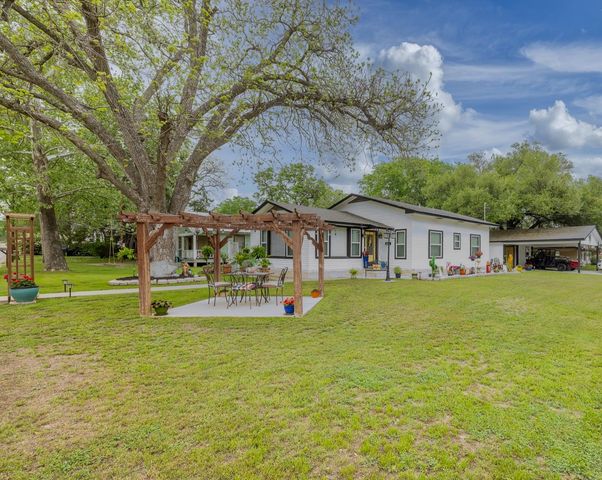 104 N Bright ST, Gonzales, TX 78629