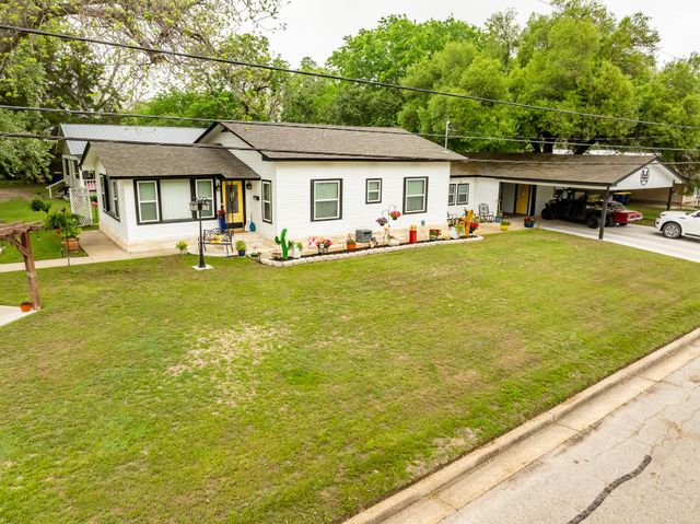 104 N Bright ST, Gonzales, TX 78629