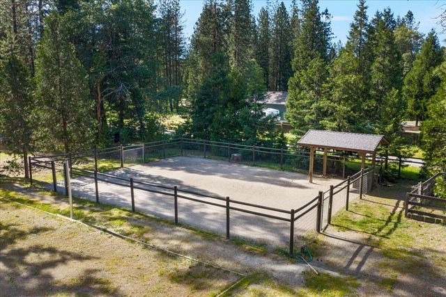 196 Pooh Lane, Grants Pass, OR 97526