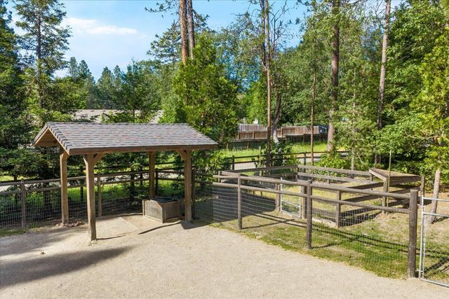 196 Pooh Lane, Grants Pass, OR 97526