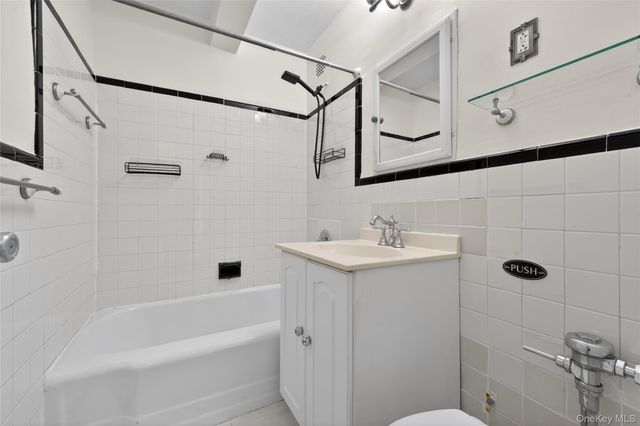 66-10 Thornton Place 4C, Rego Park, NY 11374