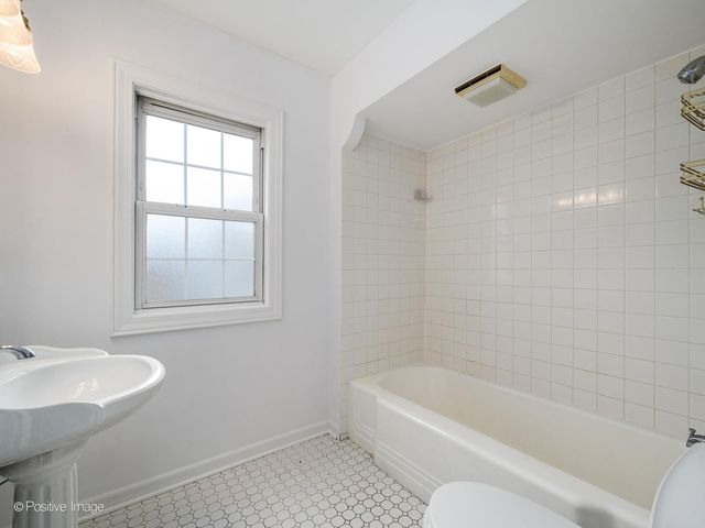 140 N Cuyler Avenue, Oak Park, IL 60302