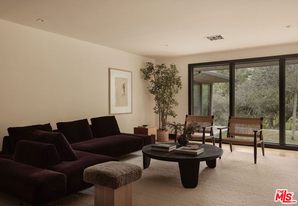 Image 4 of property listing at 775 San Rafael Terrace, Pasadena, CA 91105