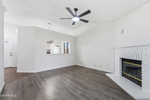 1133 E Avenue K6, Lancaster, CA 93535