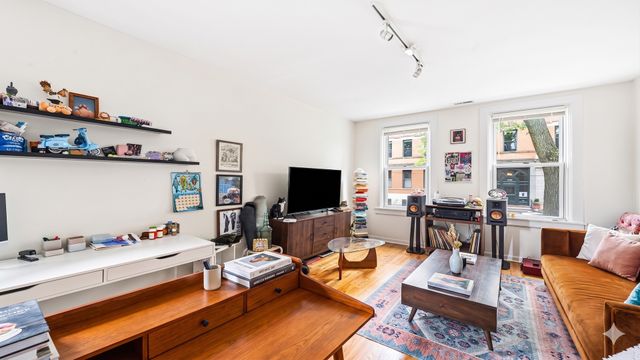 2040 W Charleston Street, Chicago, IL 60647