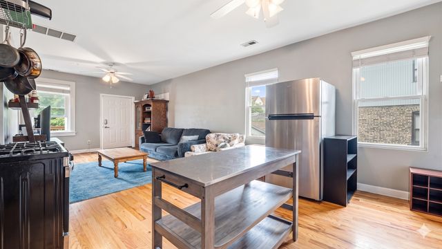 2040 W Charleston Street, Chicago, IL 60647