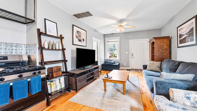 2040 W Charleston Street, Chicago, IL 60647
