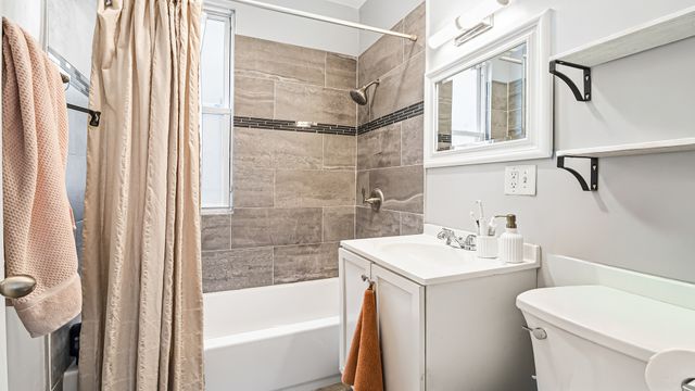 2040 W Charleston Street, Chicago, IL 60647