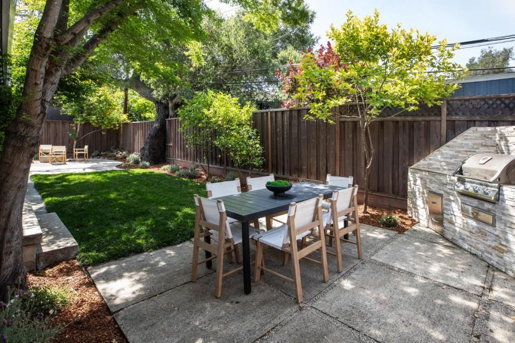 Image 16 of property listing at 318 Oakwood Place, Menlo Park, CA 94025