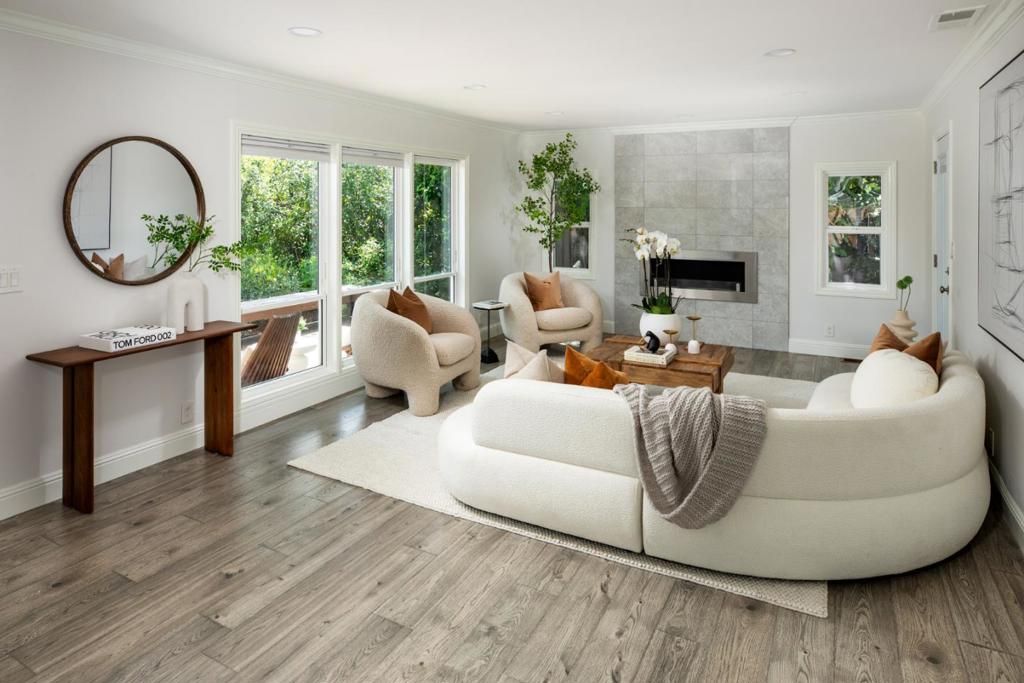 Image 2 of property listing at 318 Oakwood Place, Menlo Park, CA 94025