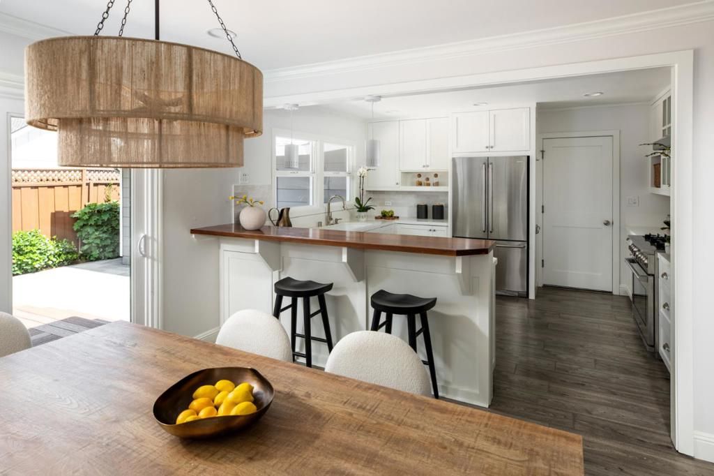 Image 3 of property listing at 318 Oakwood Place, Menlo Park, CA 94025