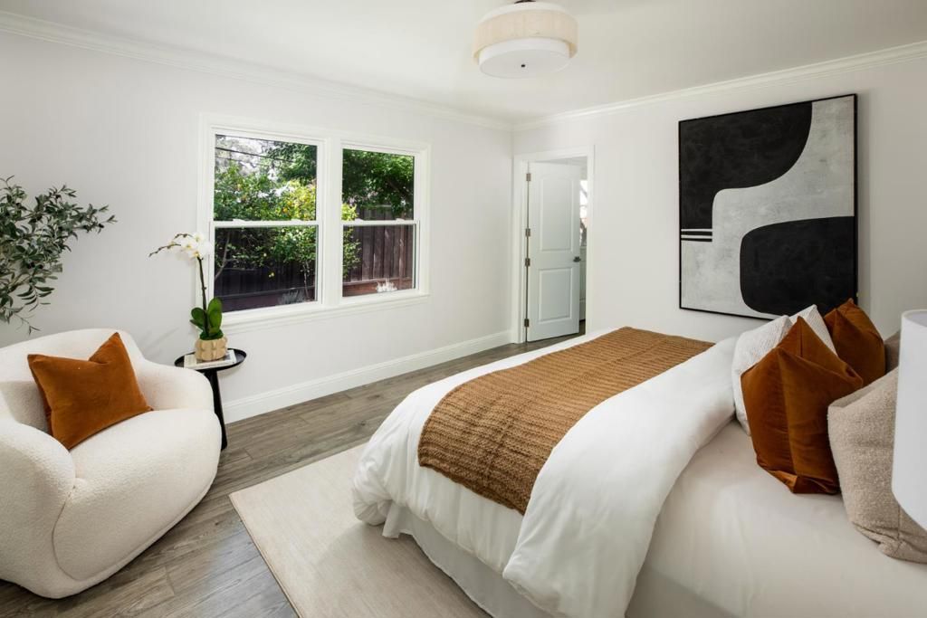 Image 9 of property listing at 318 Oakwood Place, Menlo Park, CA 94025