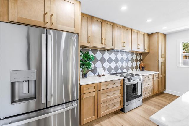 1221 36TH TERRACE N, St Petersburg, FL 33704