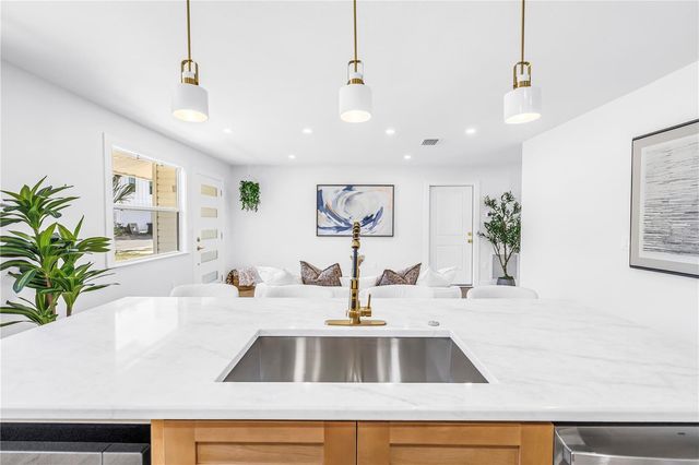 1221 36TH TERRACE N, St Petersburg, FL 33704