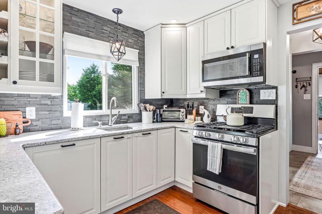 5 COLLEGE CIR, Stratford, NJ 08084