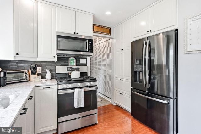 5 COLLEGE CIR, Stratford, NJ 08084