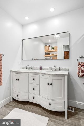 5 COLLEGE CIR, Stratford, NJ 08084
