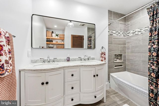 5 COLLEGE CIR, Stratford, NJ 08084