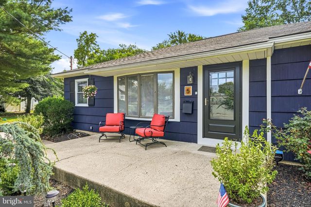 5 COLLEGE CIR, Stratford, NJ 08084