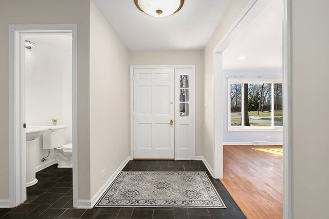 104 E Louis Avenue, Lake Forest, IL 60045