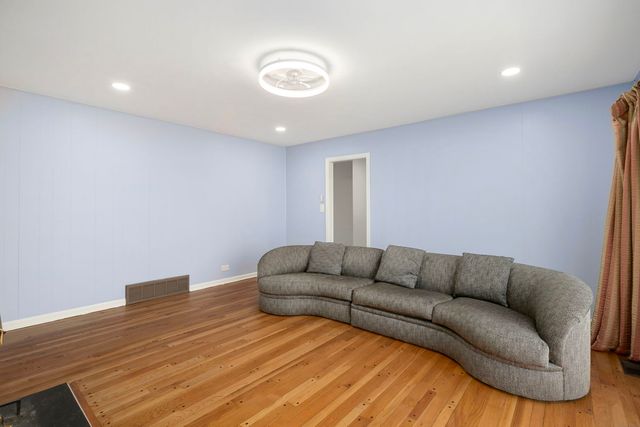 104 E Louis Avenue, Lake Forest, IL 60045