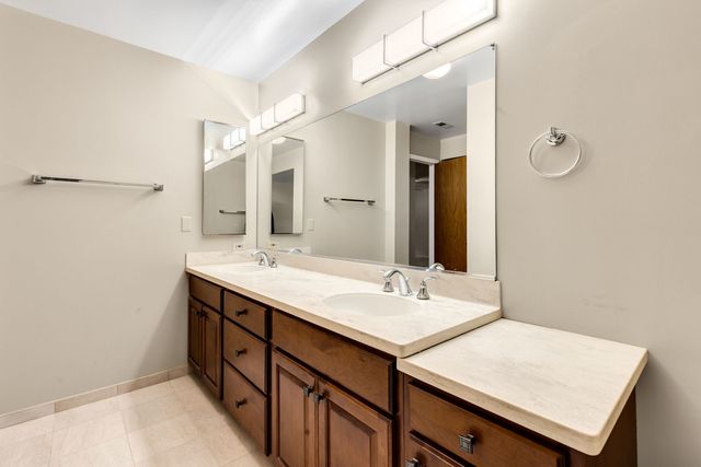 129 Acacia Circle 106E, Indian Head Park, IL 60525