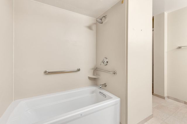 129 Acacia Circle 106E, Indian Head Park, IL 60525