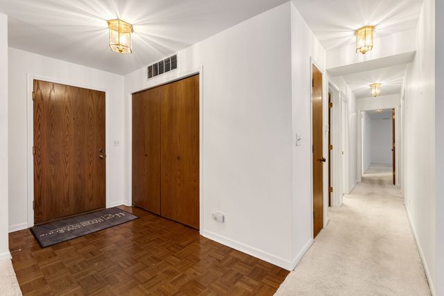 129 Acacia Circle 106E, Indian Head Park, IL 60525