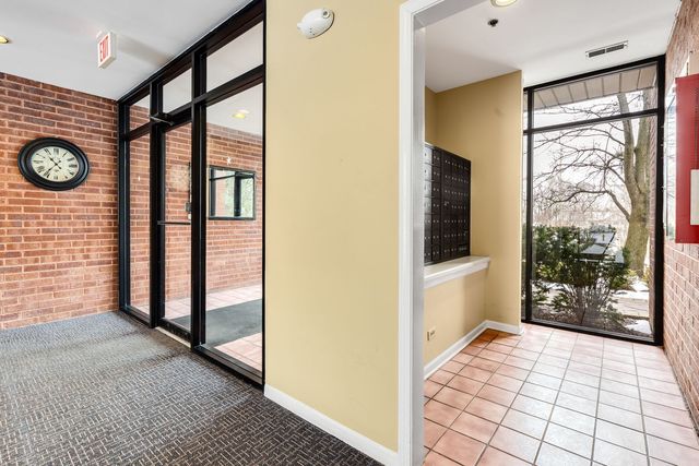 129 Acacia Circle 106E, Indian Head Park, IL 60525