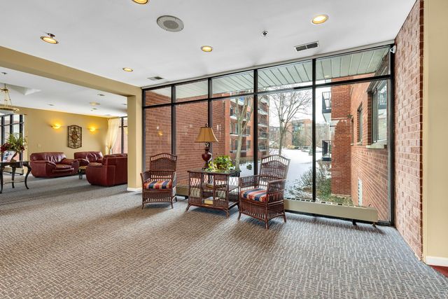 129 Acacia Circle 106E, Indian Head Park, IL 60525