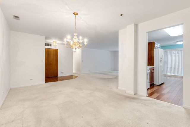 129 Acacia Circle 106E, Indian Head Park, IL 60525